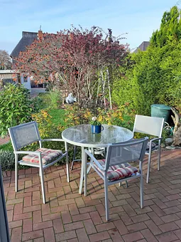 Terrasse mit Sitzgelegenheit und Grill