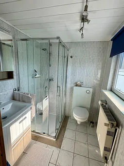 Bad mit Dusche und WC