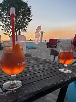 den Tag am Strand ausklingen lassen 