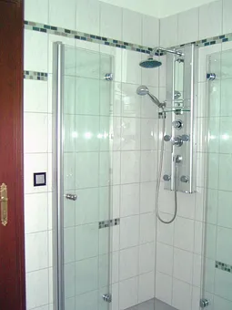 Dusch-Bad mit Fenster und Fußbodenheizung