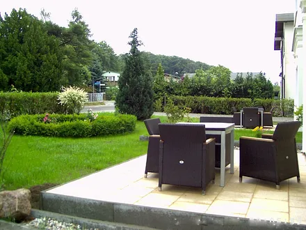 Terrasse und Vorgarten