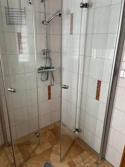 Dusch-Bad mit Fenster und Fußbodenheizung, Handtuchheizung, Waschmaschiene