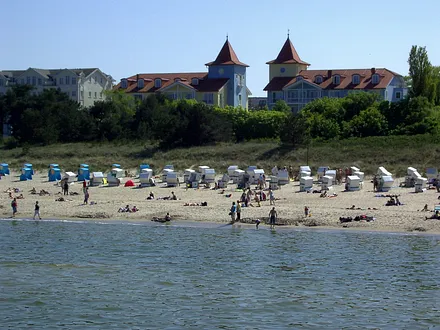 Strand von Zinnowitz  auf der Insel Usedom neben der Seebrücke