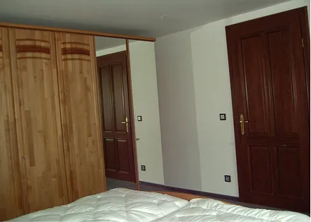 Schlafzimmer mit Doppelbett und Kleiderschrank