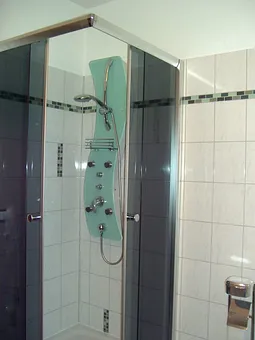 Dusch-Bad mit Fenster Handtuchheizung