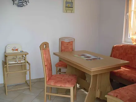 Eßecke in der Küche mit Kinderstuhl