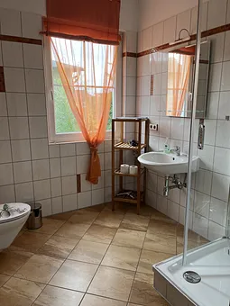 Dusch-Bad mit Fenster Handtuchheizung