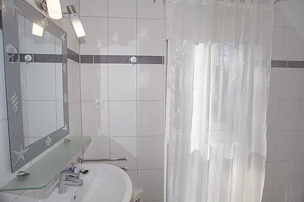 Badezimmer mit Dusche und WC und Tageslicht