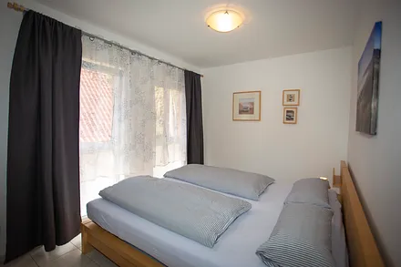 Schlafzimmer mit Doppelbett