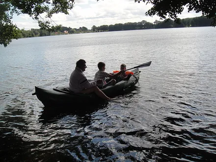 Bootsfahrt , Angeln und Baden im Großen Krebssee möglich.