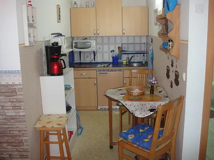 Küchenzeile mit Sitzgelegenheit