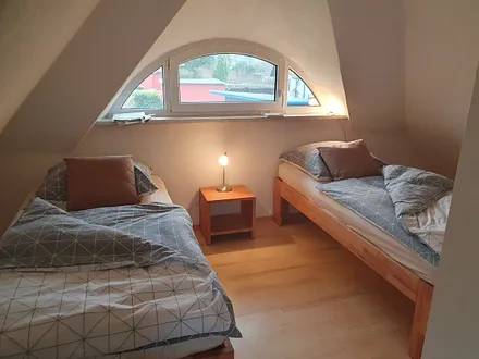 Schlafzimmer mit zwei Einzelbetten