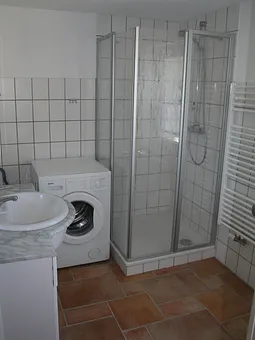 Bad mit Dusch, WC und Waschmaschine