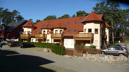 Innenhof mit PKW-Stellplatz