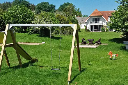 ... Spielplatz mit vielen Spielgeräten - Boccia, Tischtennis, Schaukel, Sandkasten