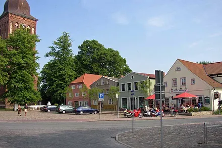 Marktplatz und Kirche von Gingst