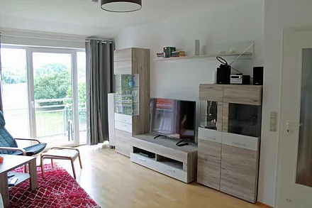 Der Wohnraum mit Wohnzimmerschrank und TV