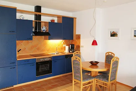 Küchenzeile und Esstisch