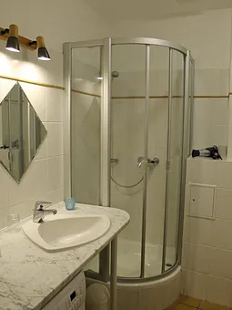 Das Badezimmer mit Dusche und WC und Waschmaschine