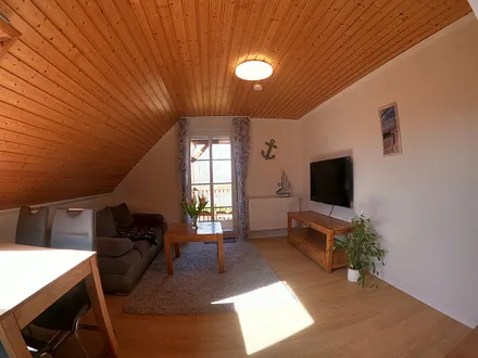 Küche und Wohnzimmer mit Balkon