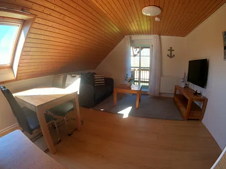 Küche und Wohnzimmer mit Balkon