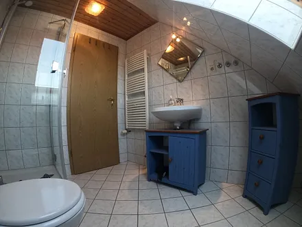 Badezimmer mit Dusche 