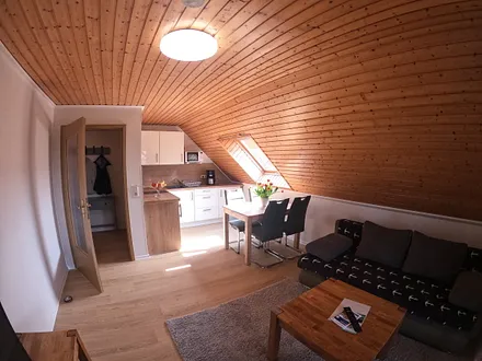 Wohnzimmer und Essbereich mit Außenrollo