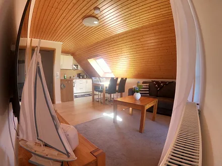 Wohnzimmer und Essbereich mit Außenrollo