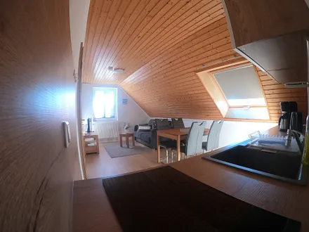 Küche und Wohnzimmer mit Außenrollo