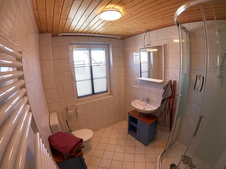 Badezimmer mit Außenrollo