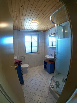 Badezimmer mit Außenrollo