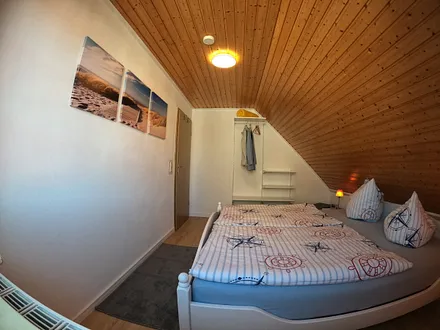 Schlafzimmer mit Außenrollo