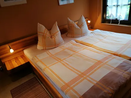 Schlafzimmer mit Doppelbett