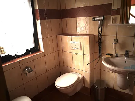 Duschbad mit Fenster Handtuchtrockner Fußbodenheizung