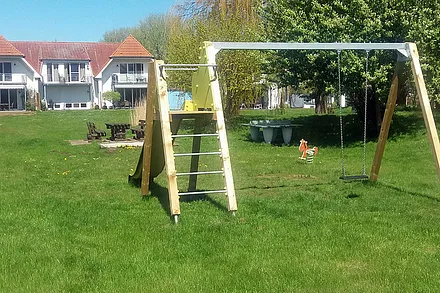 Spielplatz mit Schaukel und Rutsche