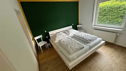 Schlafzimmer mit Doppelbett