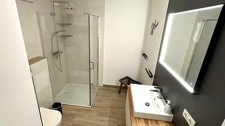 Badezimmer mit Dusche