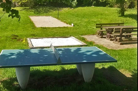 Tischtennis und im Hintergrund Boulebahn