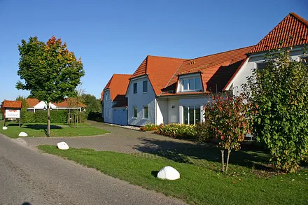 Eingangsbereich und Parkplätze