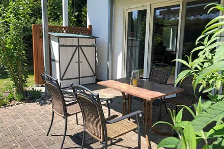 Terrasse mit Gartenmöbeln