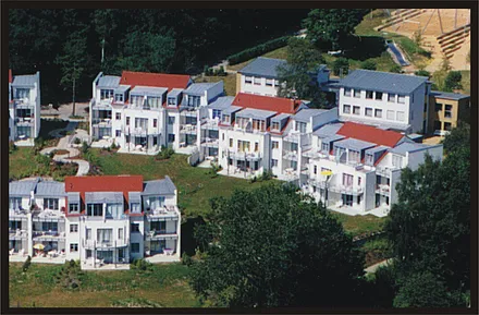 Residenz Bellevue; gelber Sonnenschirm rechts im Bild