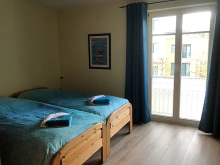 Kinderzimmer mit Schreibtisch, Schrank und Kommode, 2. TV;neuer Bio-Bodenbelag 2022