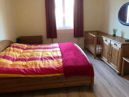 Elternzimmer (auch Kinderbett, Tisch u. Stühle); neuer hochwertiger Bio-Bodenbelag 2022