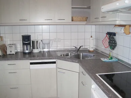 Top ausgestattete Küche: Spülmaschine, Mikrowellengerät, Kaffeeautomat mit Mahlwerk