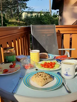 Frühstück auf dem Balkon 