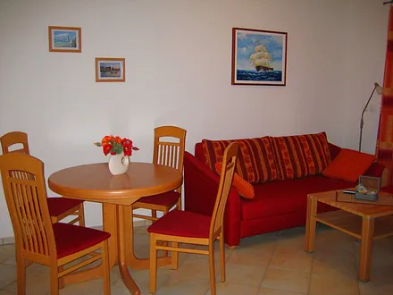 Ess- und Wohnbereich mit Schlafcouch