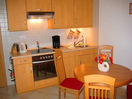 Küchenzeile und Essbereich