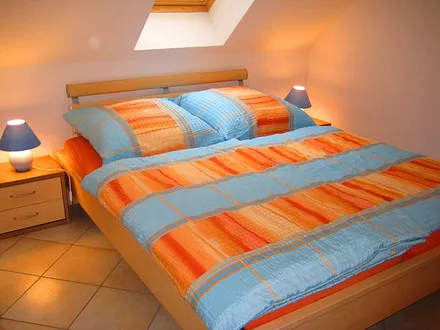 Schlafzimmer mit Doppelbett, Fliegengitter und Verdunklungsrollo