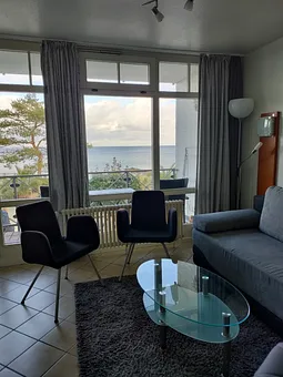 Wohnbereich mit Blick aus dem Fenster 