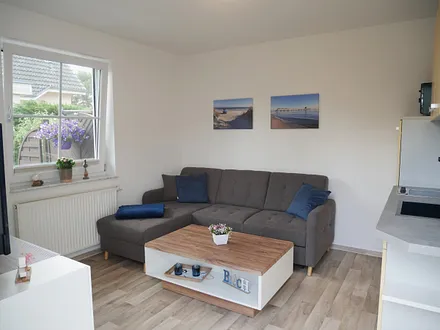 Wohnzimmer mit Couch 